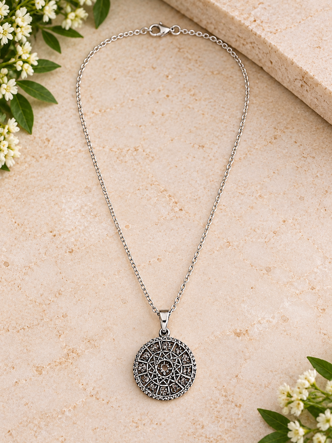 Vintage Filigree Medallion Necklace ✨