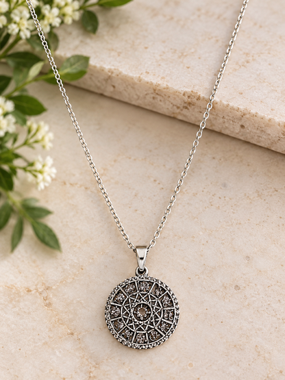 Vintage Filigree Medallion Necklace ✨
