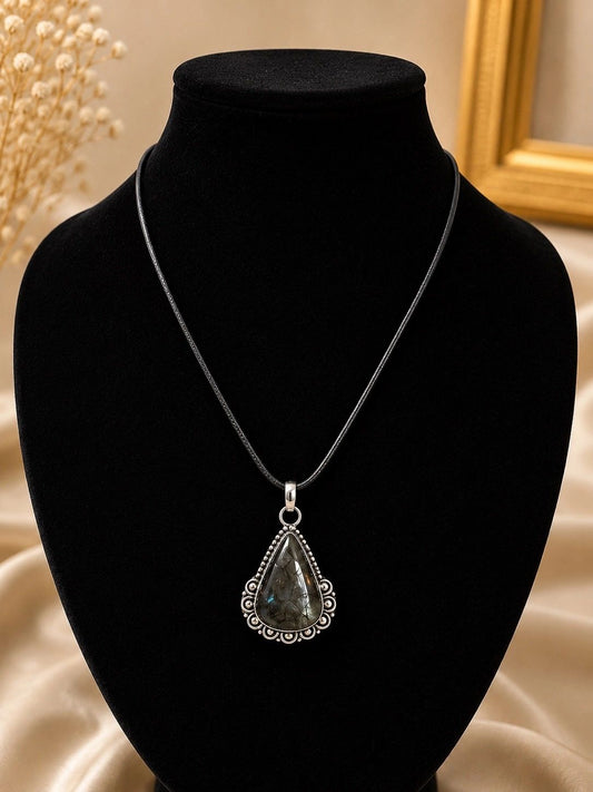 Elegant Labradorite Pendant Necklace